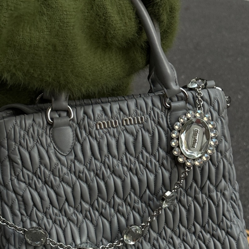 （超級新🆕） Miu Miu Nappa牛皮 水鑽吊墜 專櫃12.3萬！-31