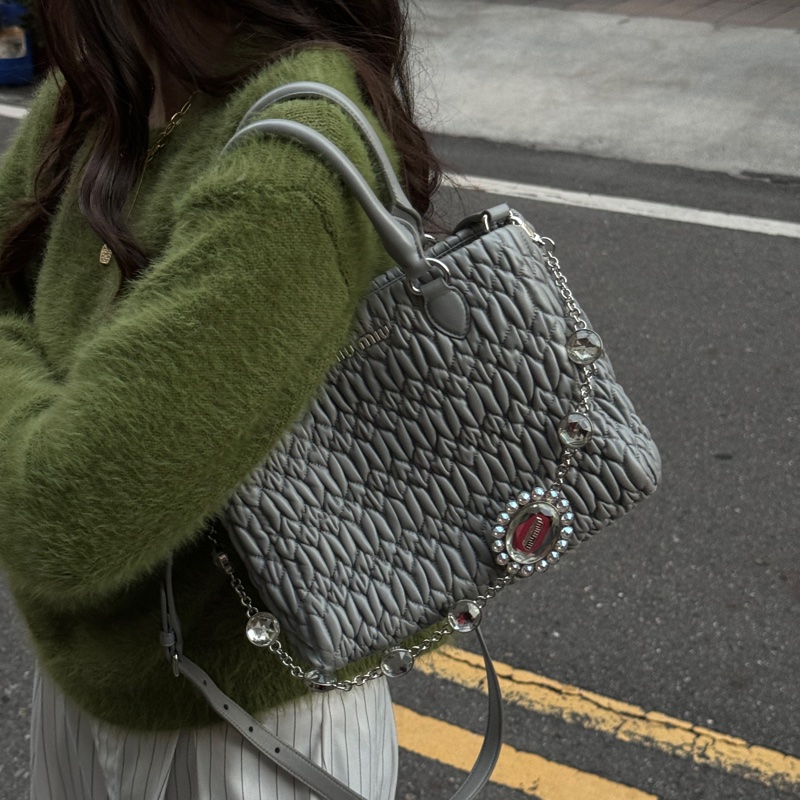 （超級新🆕） Miu Miu Nappa牛皮 水鑽吊墜 專櫃12.3萬！-34