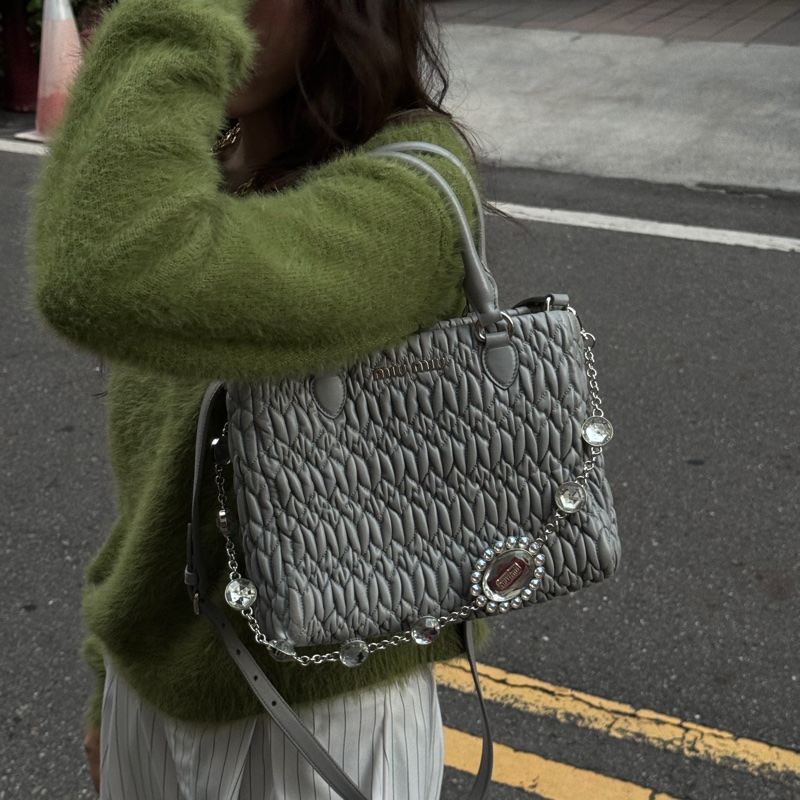 （超級新🆕） Miu Miu Nappa牛皮 水鑽吊墜 專櫃12.3萬！-35