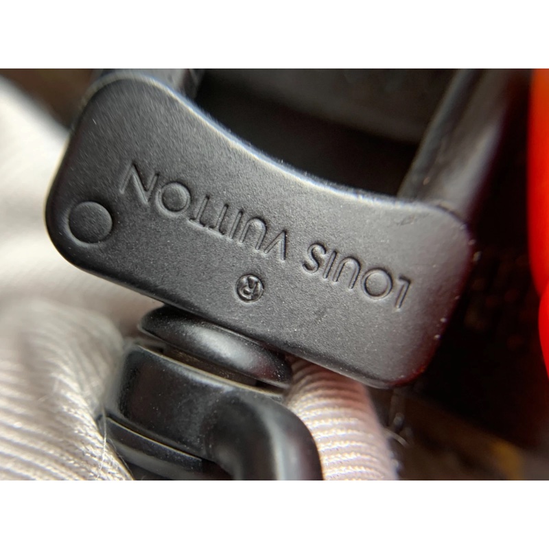 LV路易威登Solar Ray Steamer PM字母圖案單肩手提包-21