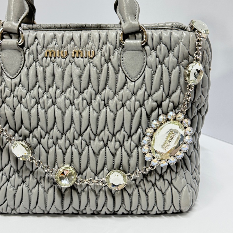 （超級新🆕） Miu Miu Nappa牛皮 水鑽吊墜 專櫃12.3萬！-14