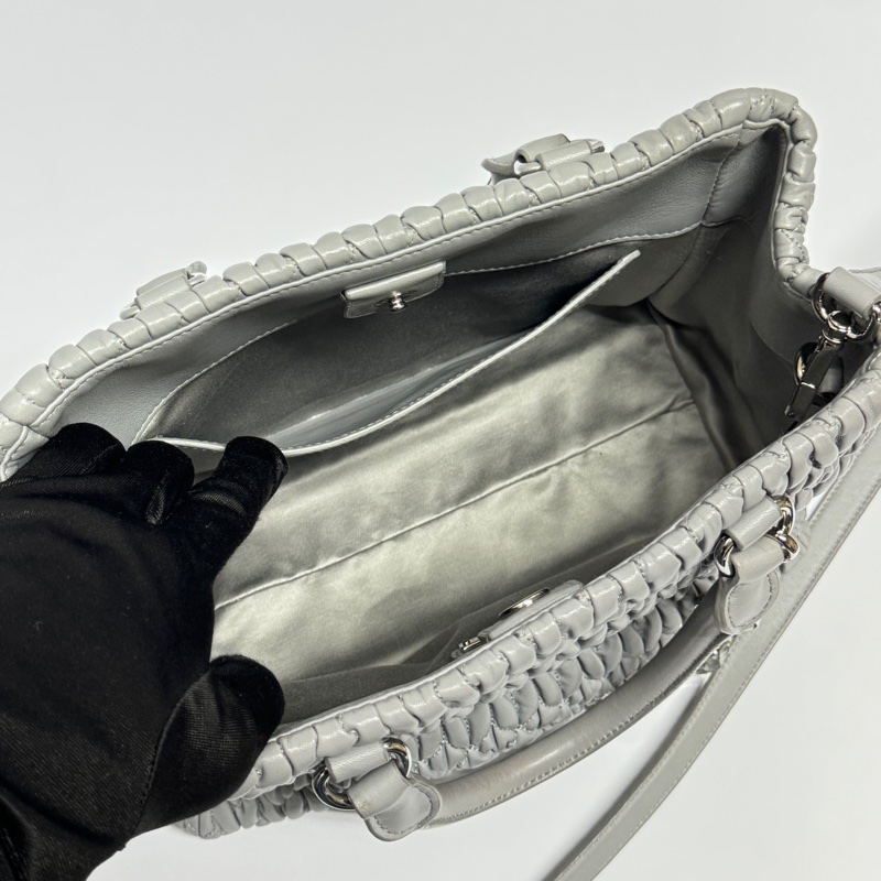 （超級新🆕） Miu Miu Nappa牛皮 水鑽吊墜 專櫃12.3萬！-27