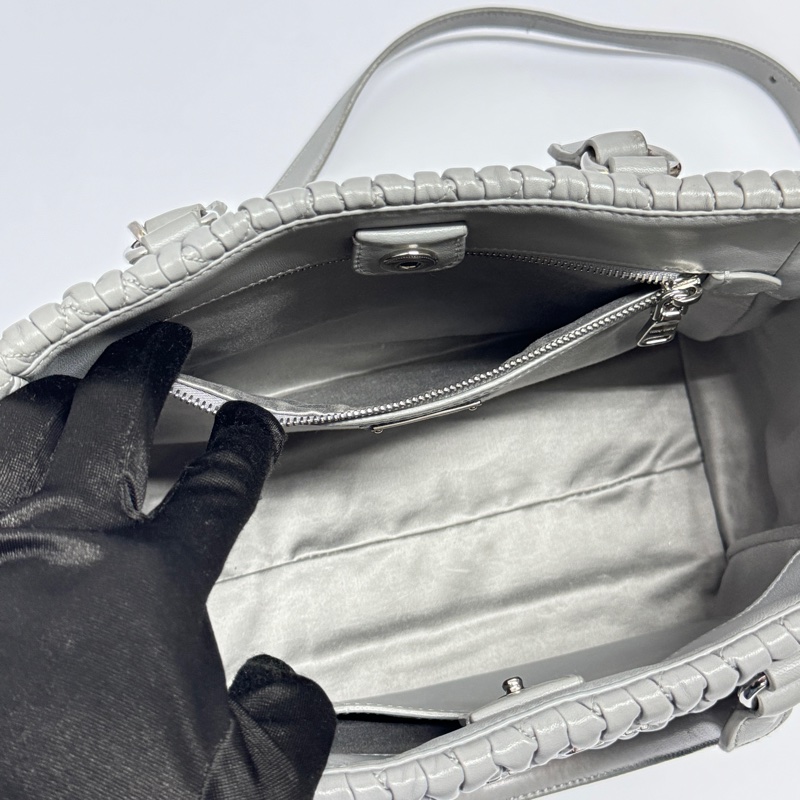 （超級新🆕） Miu Miu Nappa牛皮 水鑽吊墜 專櫃12.3萬！-29