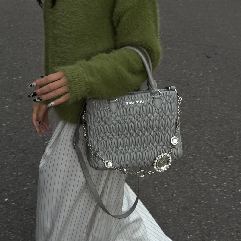 （超級新🆕） Miu Miu Nappa牛皮 水鑽吊墜 專櫃12.3萬！-35