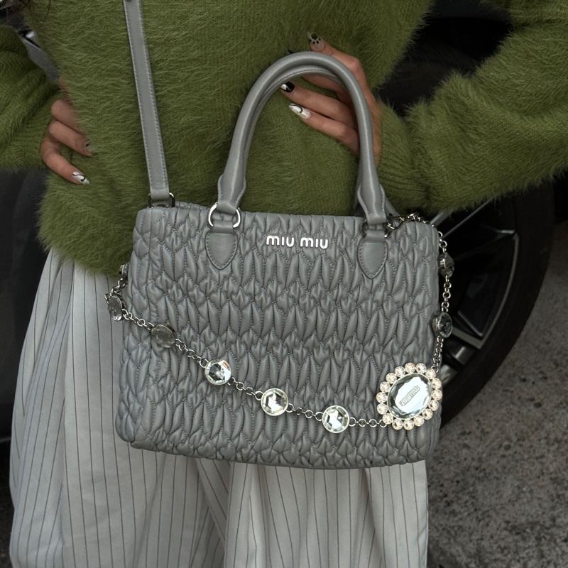 （超級新🆕） Miu Miu Nappa牛皮 水鑽吊墜 專櫃12.3萬！-37