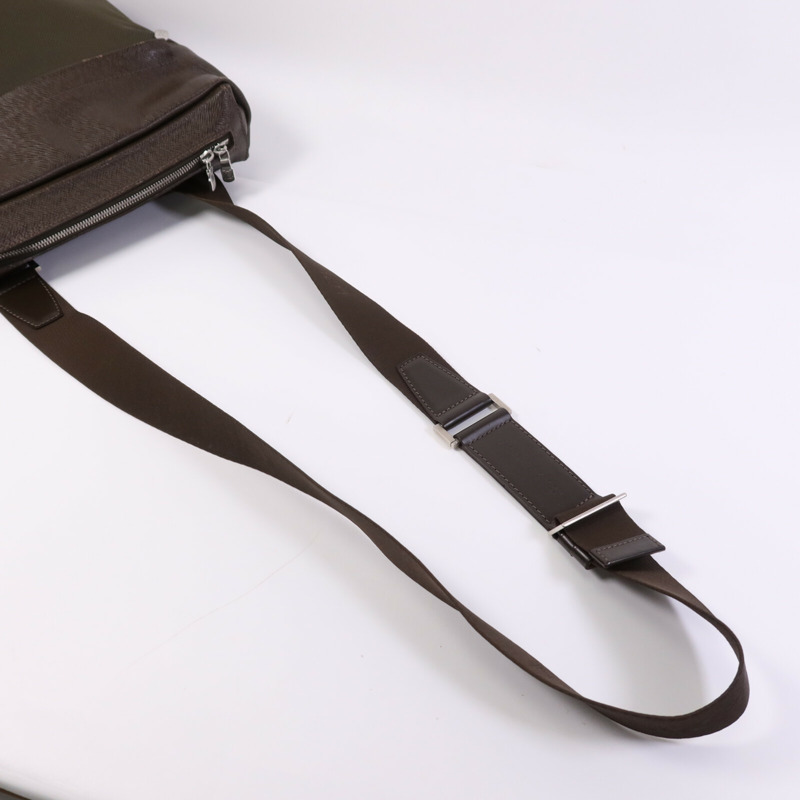 LOUIS VUITTON Taiga/帆布Beluga銀扣肩背袋-9