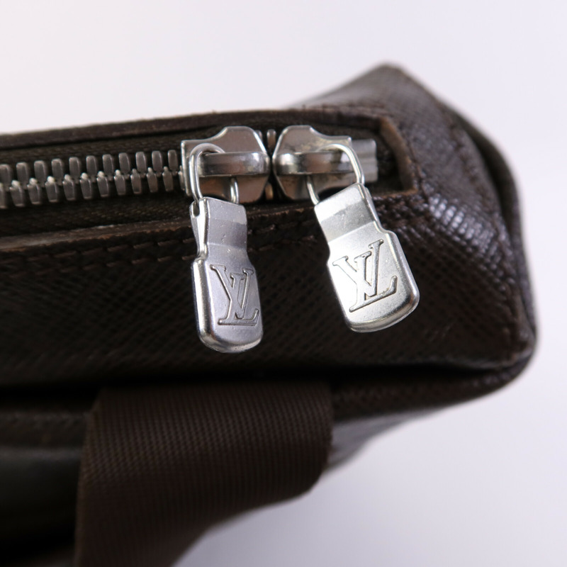 LOUIS VUITTON Taiga/帆布Beluga銀扣肩背袋-10