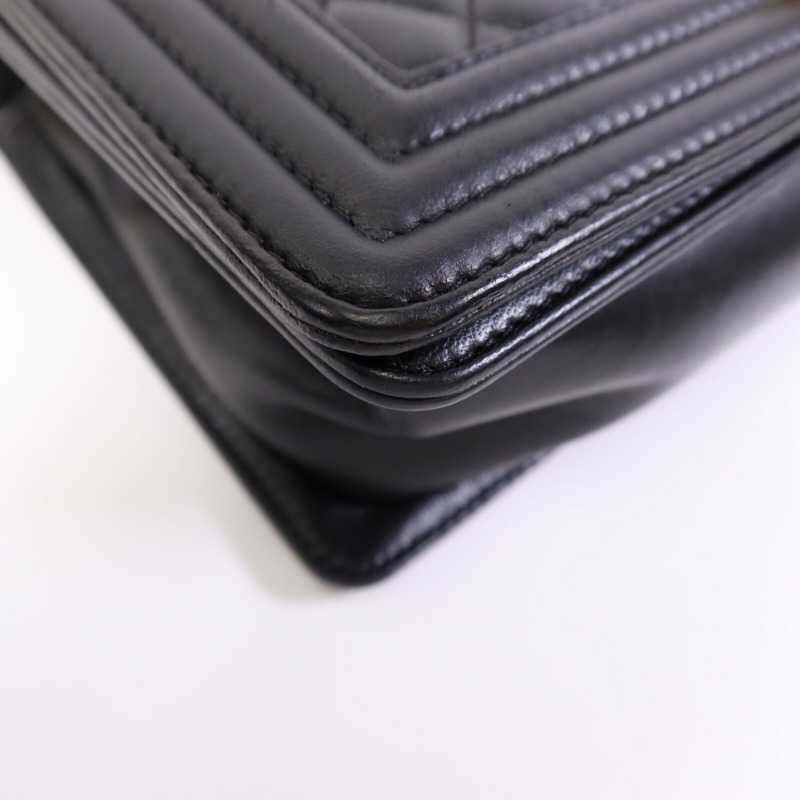 CHANEL 羊皮皮革Boy 25金扣鏈帶肩背袋-10