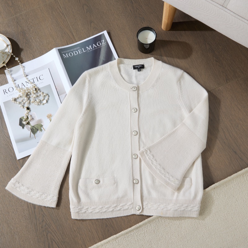 ❤️ CHANEL 氣質款式 白色開衫毛衣 精緻LOGO紐扣-1