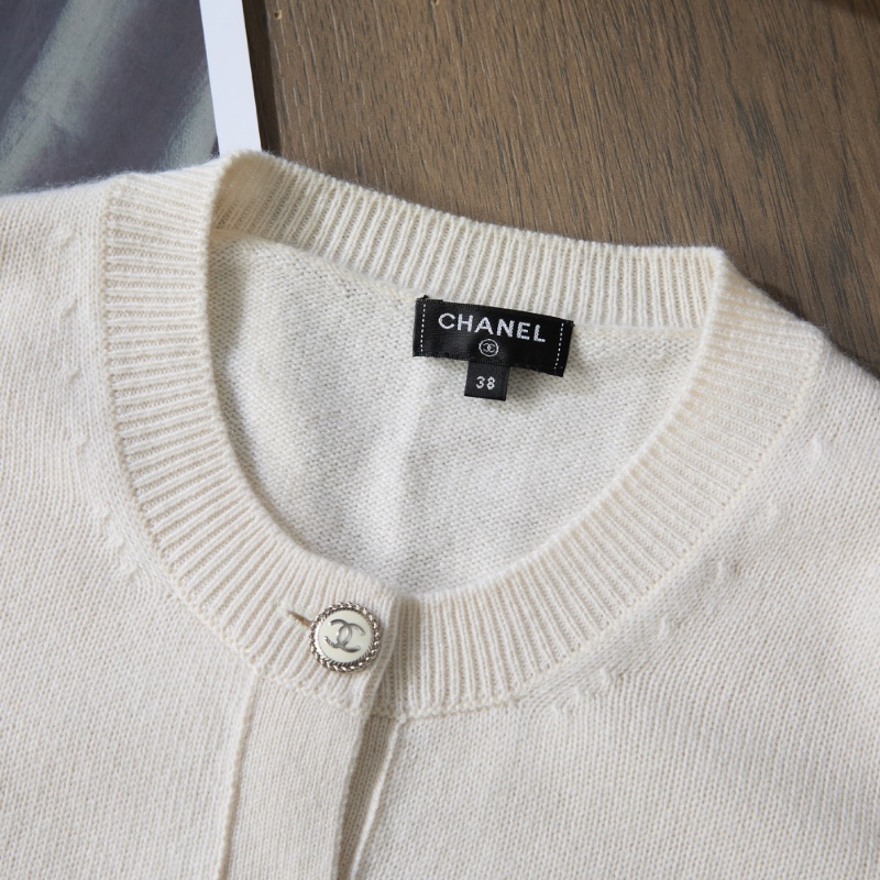 ❤️ CHANEL 氣質款式 白色開衫毛衣 精緻LOGO紐扣-2