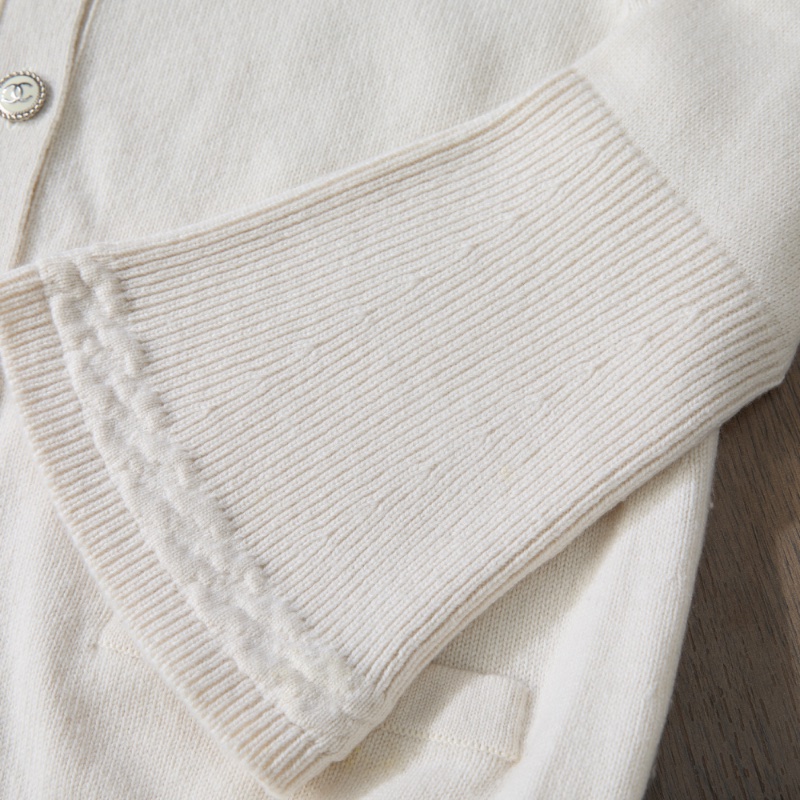 ❤️ CHANEL 氣質款式 白色開衫毛衣 精緻LOGO紐扣-3