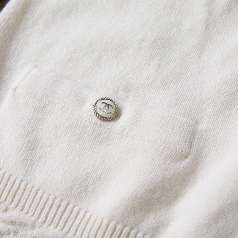 ❤️ CHANEL 氣質款式 白色開衫毛衣 精緻LOGO紐扣-4