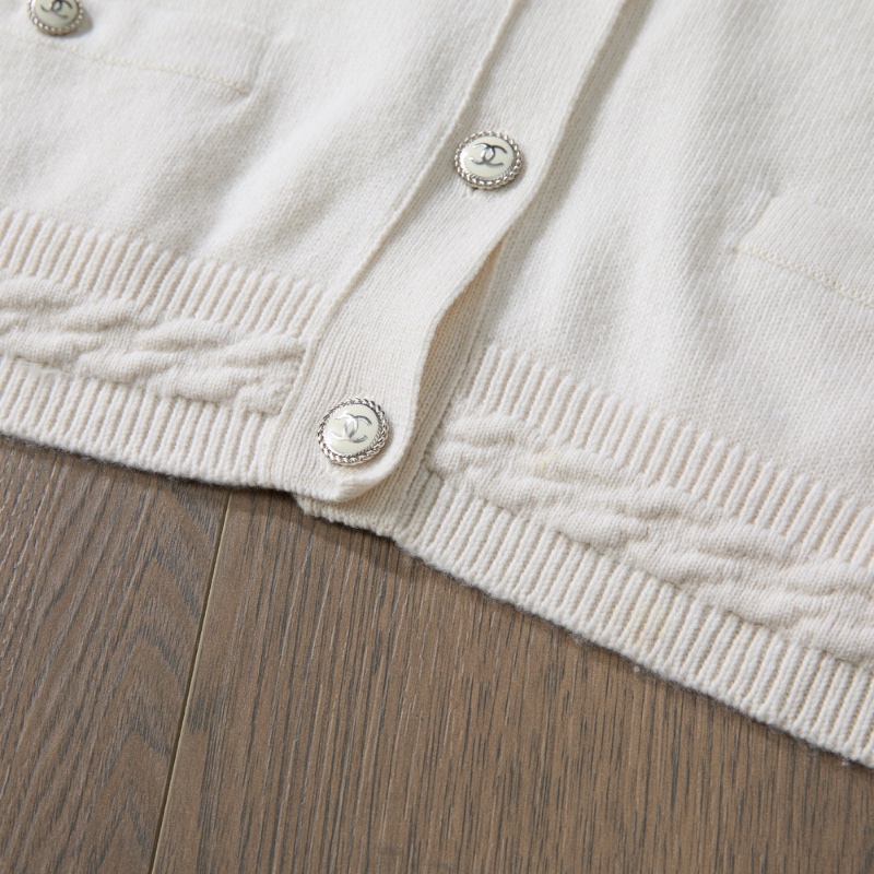 ❤️ CHANEL 氣質款式 白色開衫毛衣 精緻LOGO紐扣-5