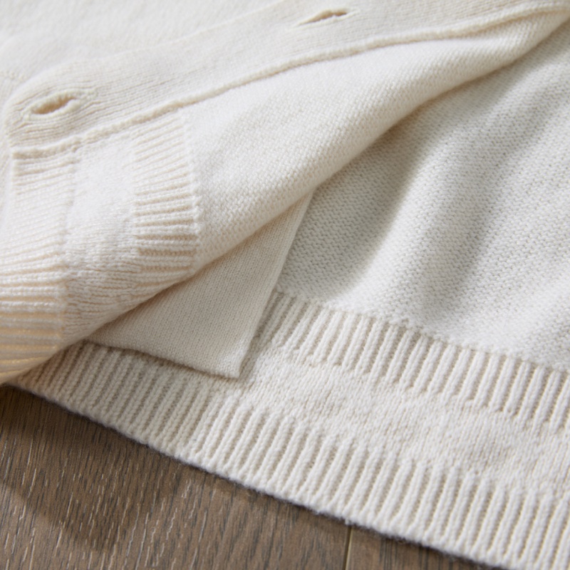 ❤️ CHANEL 氣質款式 白色開衫毛衣 精緻LOGO紐扣-6