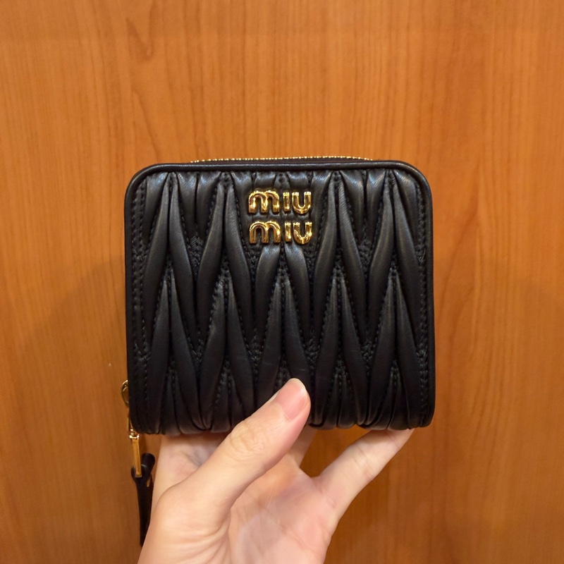 Miu miu 黑納帕羊皮金釦Matelasse對釦短夾-0