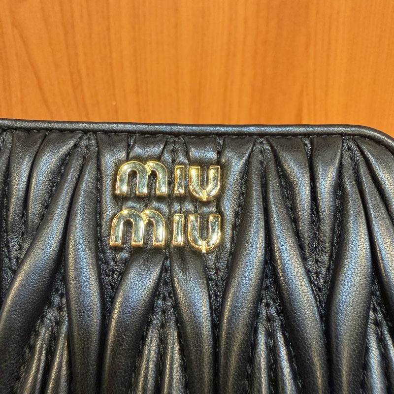 Miu miu 黑納帕羊皮金釦Matelasse對釦短夾-1