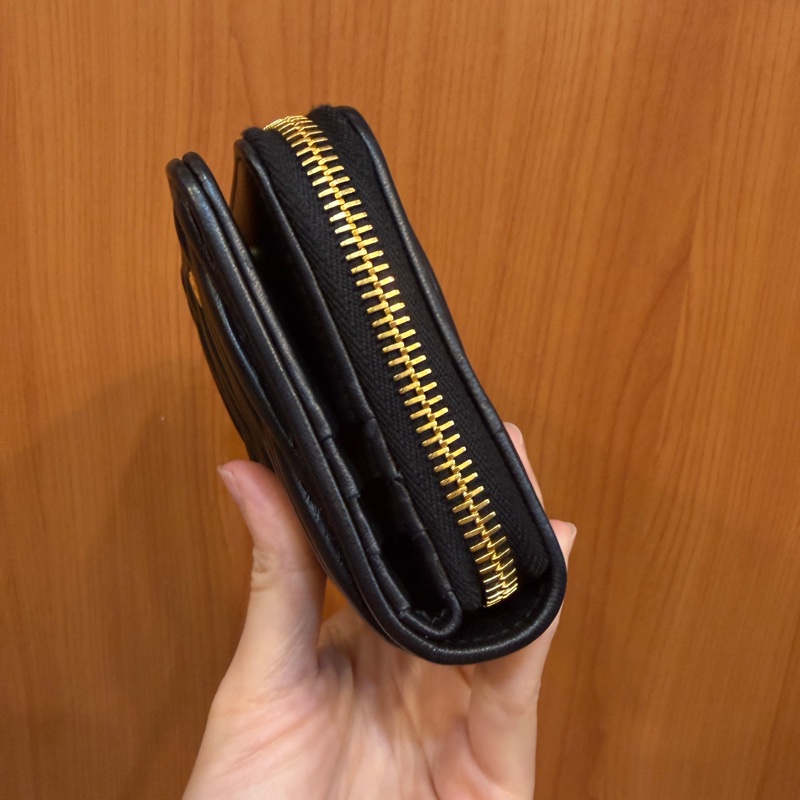 Miu miu 黑納帕羊皮金釦Matelasse對釦短夾-2