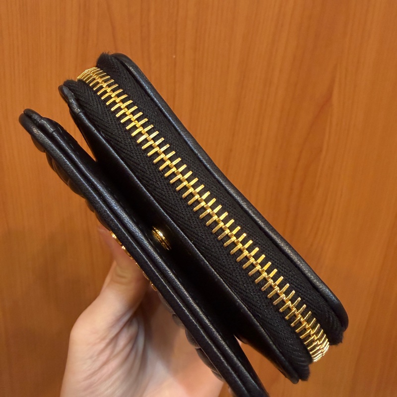 Miu miu 黑納帕羊皮金釦Matelasse對釦短夾-3