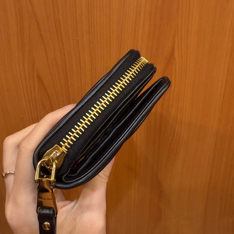 Miu miu 黑納帕羊皮金釦Matelasse對釦短夾-4