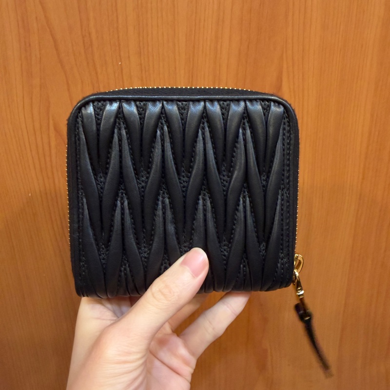 Miu miu 黑納帕羊皮金釦Matelasse對釦短夾-6