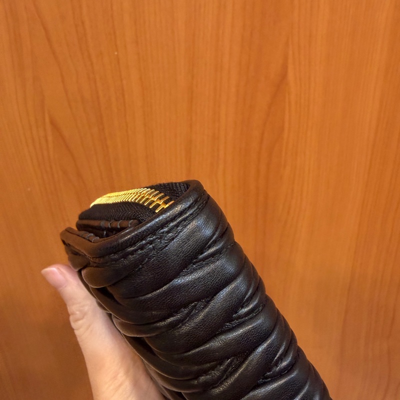 Miu miu 黑納帕羊皮金釦Matelasse對釦短夾-8