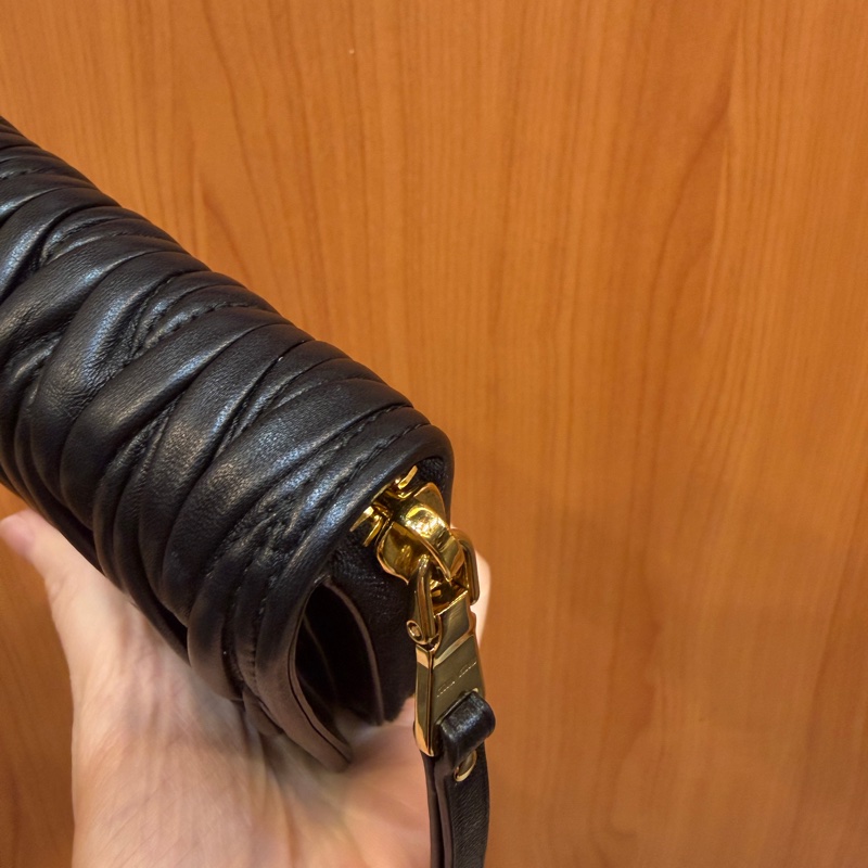 Miu miu 黑納帕羊皮金釦Matelasse對釦短夾-9