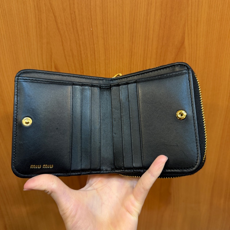 Miu miu 黑納帕羊皮金釦Matelasse對釦短夾-10