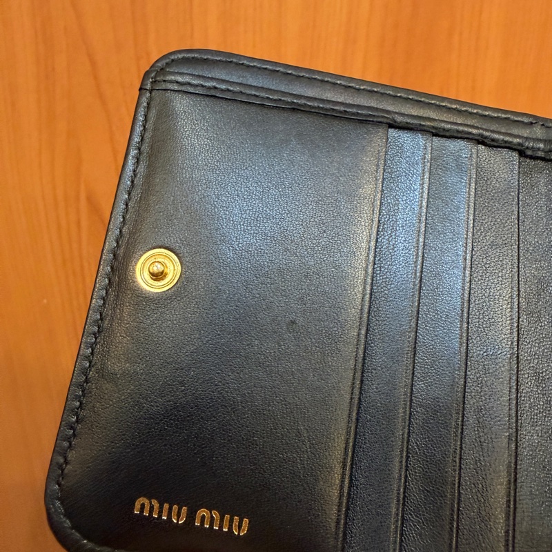 Miu miu 黑納帕羊皮金釦Matelasse對釦短夾-11