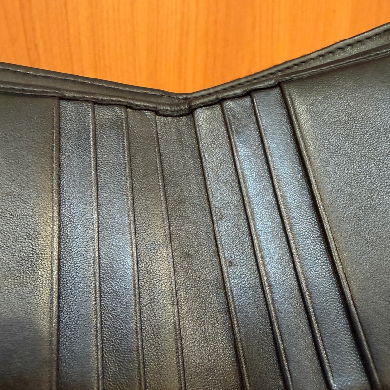 Miu miu 黑納帕羊皮金釦Matelasse對釦短夾-12