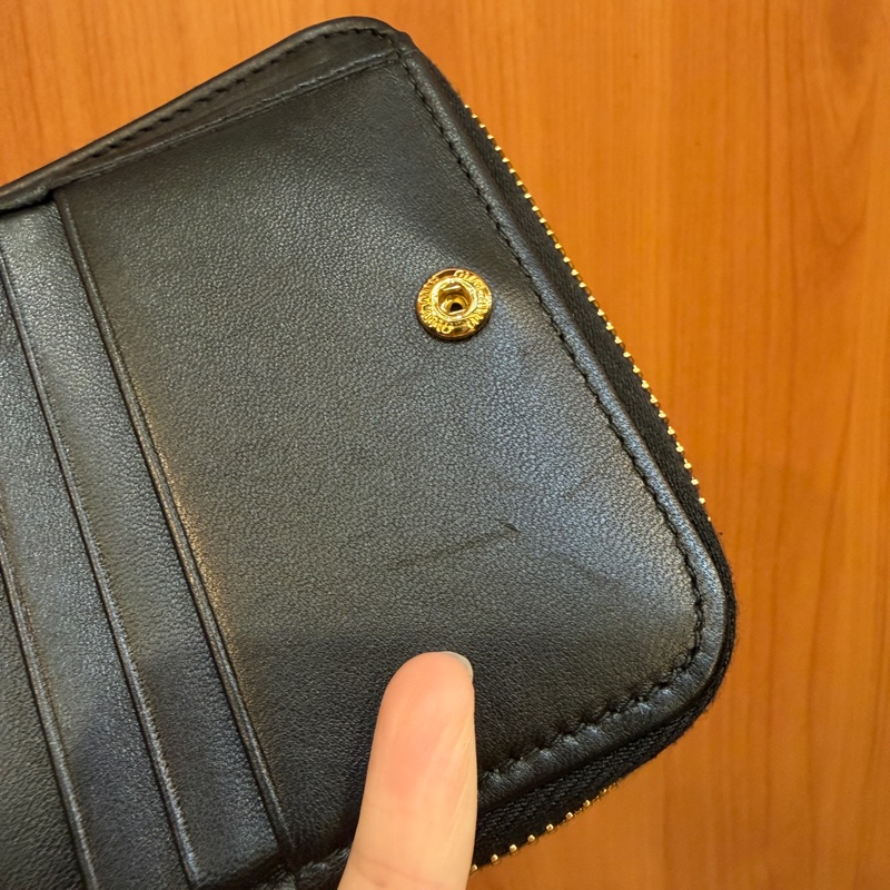 Miu miu 黑納帕羊皮金釦Matelasse對釦短夾-13