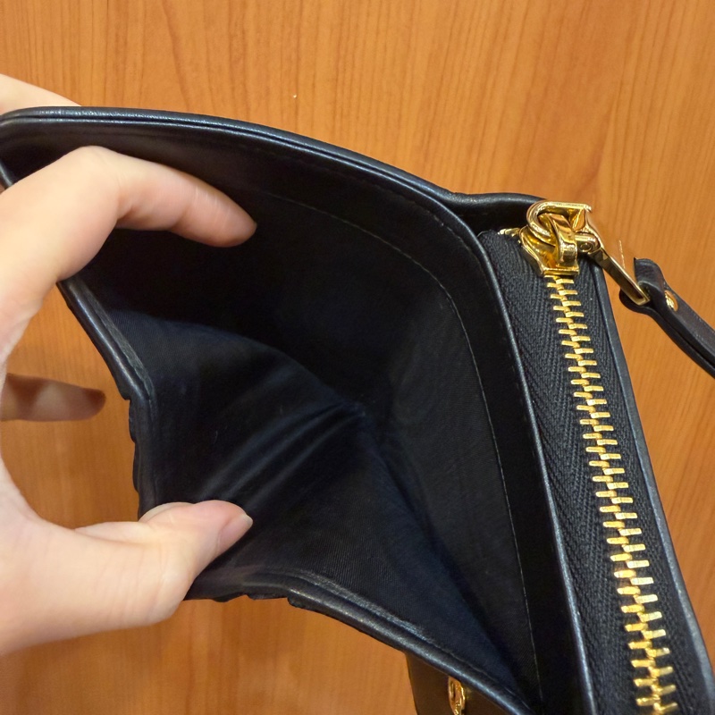 Miu miu 黑納帕羊皮金釦Matelasse對釦短夾-14