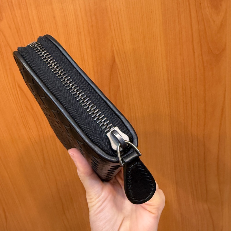 BV 黑羊皮小編織銀黑釦ㄇ拉8卡長夾-1