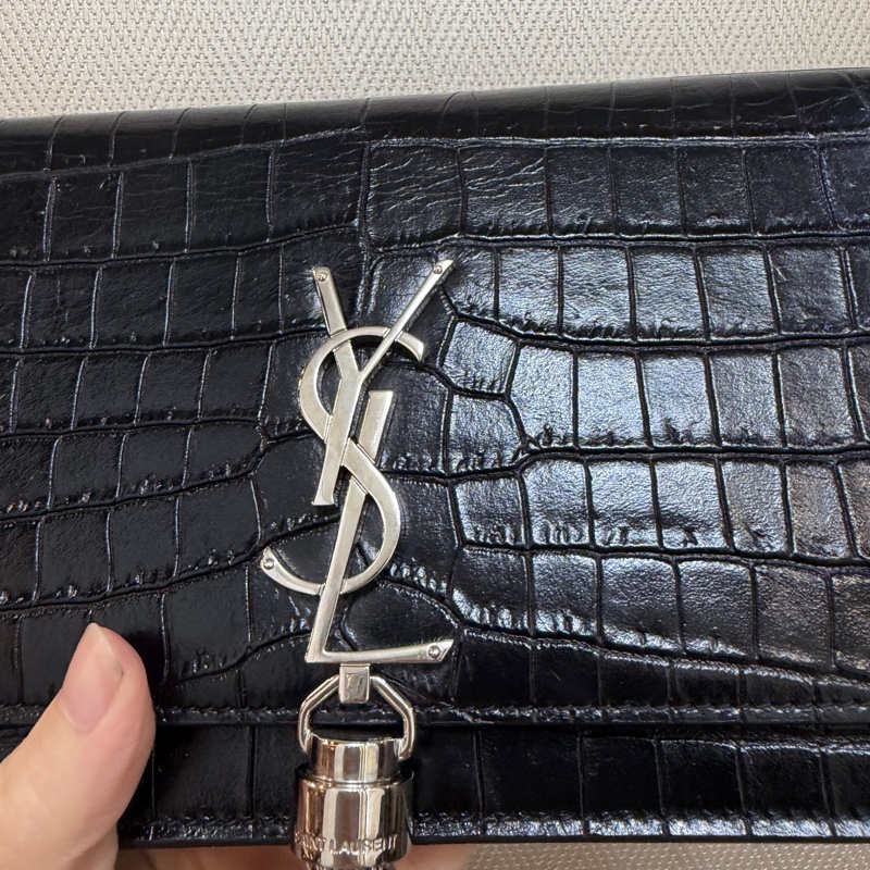 YSL 黑牛皮鱷魚壓紋Kate流蘇斜背WOC-1