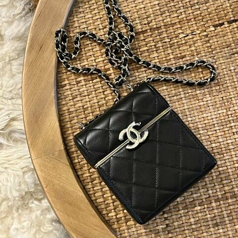 CHANEL 羊皮黑金翻蓋化妝包肩背斜背包 10*12*4 全新閒置配件盒子塵袋保卡