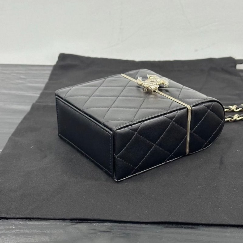 CHANEL 羊皮黑金翻蓋化妝包肩背斜背包 10*12*4 全新閒置配件盒子塵袋保卡-3