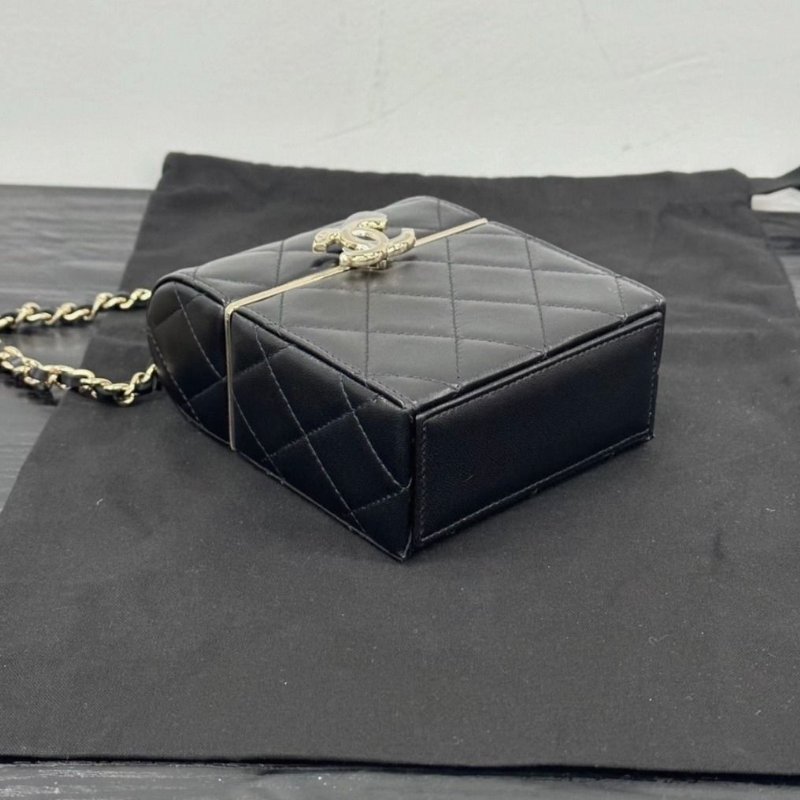 CHANEL 羊皮黑金翻蓋化妝包肩背斜背包 10*12*4 全新閒置配件盒子塵袋保卡-4