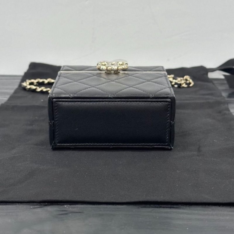 CHANEL 羊皮黑金翻蓋化妝包肩背斜背包 10*12*4 全新閒置配件盒子塵袋保卡-5