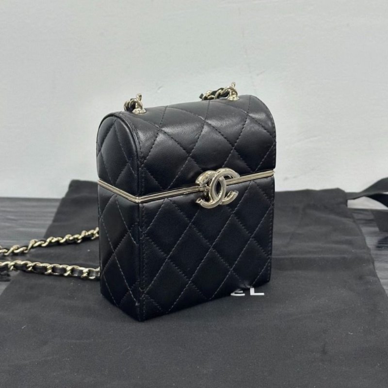 CHANEL 羊皮黑金翻蓋化妝包肩背斜背包 10*12*4 全新閒置配件盒子塵袋保卡-6