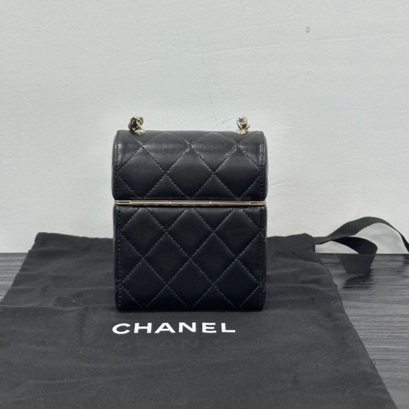 CHANEL 羊皮黑金翻蓋化妝包肩背斜背包 10*12*4 全新閒置配件盒子塵袋保卡-7