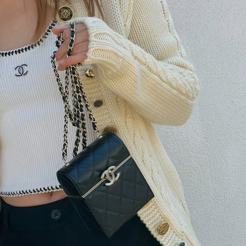 CHANEL 羊皮黑金翻蓋化妝包肩背斜背包 10*12*4 全新閒置配件盒子塵袋保卡-8