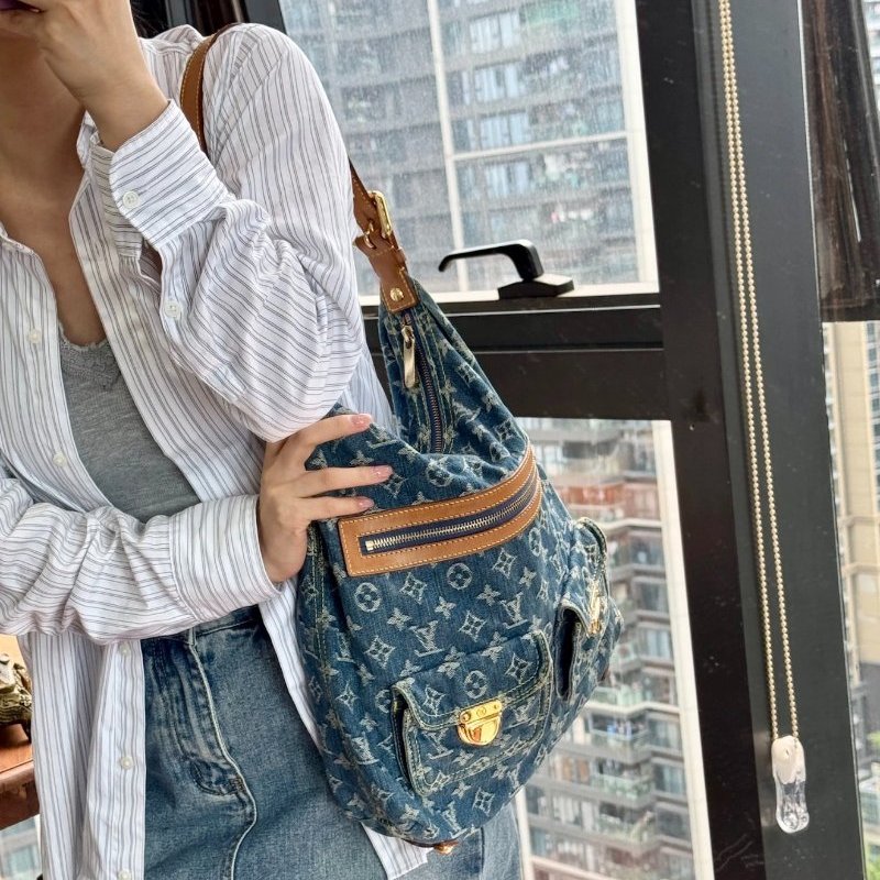 LV 丹寧牛仔Baggy金扣肩背腋下包32*32*10 98新配件塵袋-0