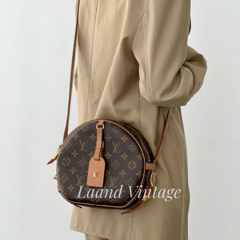 （甜美出眾💕）LV M52294 經典老花 圓餅包 專櫃13萬多！-0