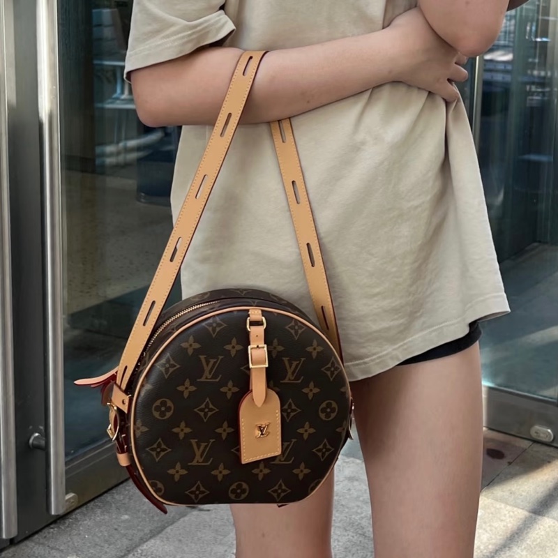 （甜美出眾💕）LV M52294 經典老花 圓餅包 專櫃13萬多！-24