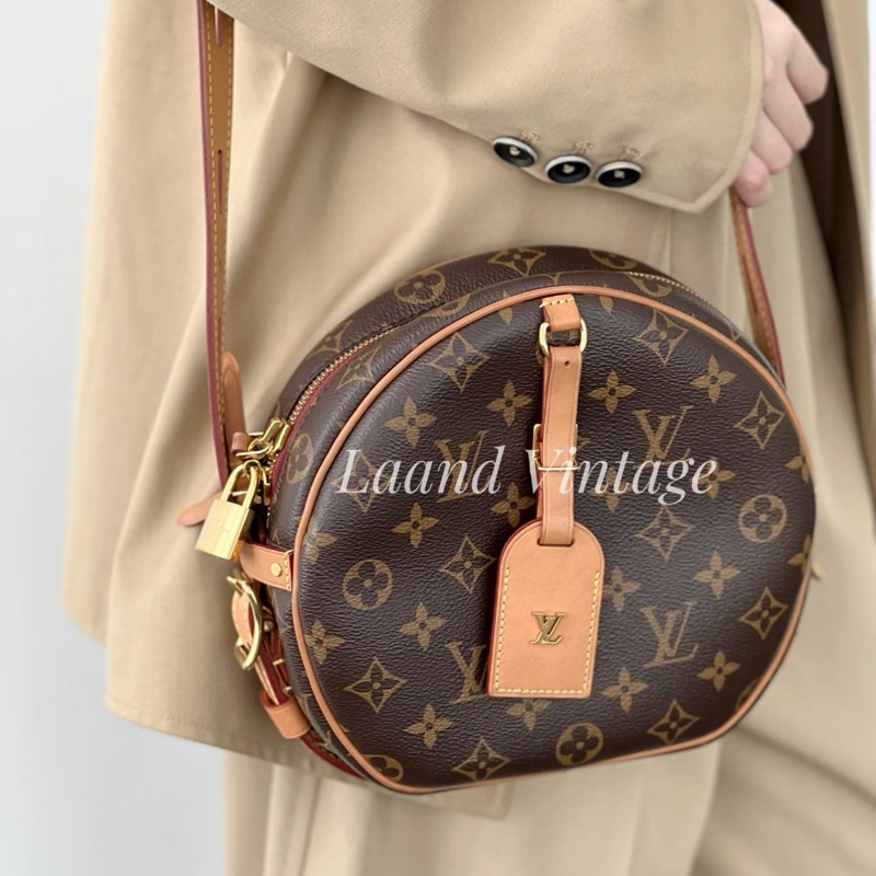 （甜美出眾💕）LV M52294 經典老花 圓餅包 專櫃13萬多！-25