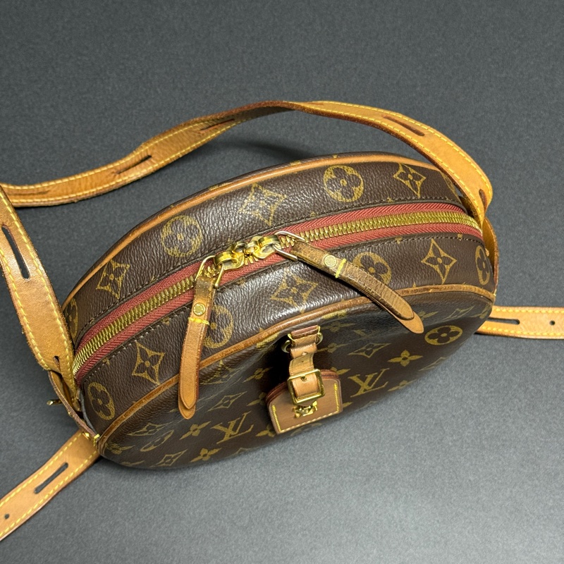 (甜美出眾💕)LV M52294 經典老花 圓餅包 專櫃13萬多!-11