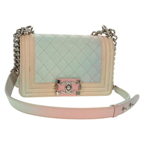 香奈兒 (CHANEL) Boy Chanel 鏈條肩背包，魚子醬紋皮革，彩虹色 CC 標誌，正品編號 153621SAM