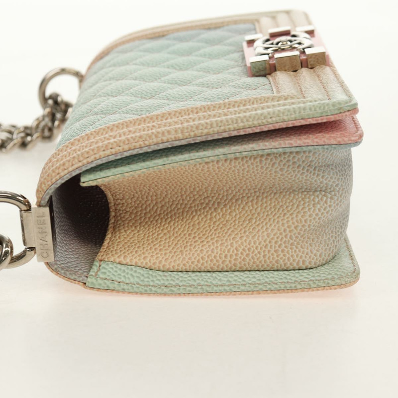 【日本直送】香奈兒 (CHANEL) Boy Chanel 鏈條肩背包，魚子醬紋皮革，彩虹色 CC 標誌，正品編號 153621SAM-2