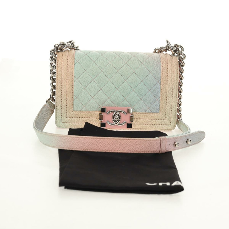 【日本直送】香奈兒 (CHANEL) Boy Chanel 鏈條肩背包，魚子醬紋皮革，彩虹色 CC 標誌，正品編號 153621SAM-11
