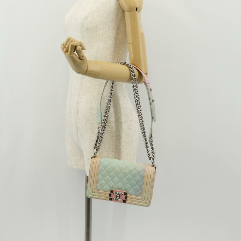 【日本直送】香奈兒 (CHANEL) Boy Chanel 鏈條肩背包，魚子醬紋皮革，彩虹色 CC 標誌，正品編號 153621SAM-25