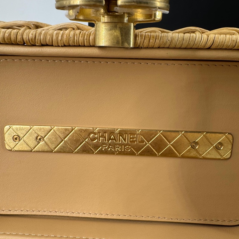 Chanel Cruise 2025/26 Braided Rattan & Gold-Tone Metal Beige Vanity Case-10